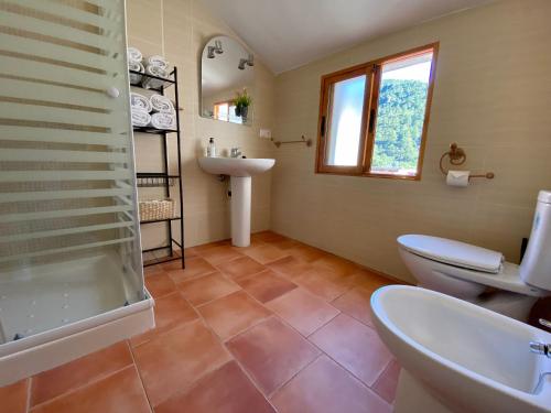 a bathroom with a toilet and a sink at Alojamiento Los Tejos - Arroyo Frío in Arroyo Frio