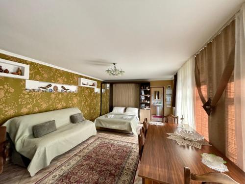 ein Wohnzimmer mit 2 Betten und einem Sofa in der Unterkunft Garden House in Qwareli