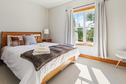 מיטה או מיטות בחדר ב-Blue Mountain 3 bedroom Dream Chalet 81590