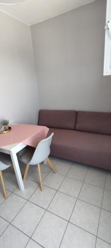 un soggiorno con tavolo e divano di SIMPLICITY a Marmári