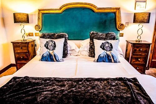 una camera da letto con un grande letto con due uomini sopra di Agriturismo La Chiusa Tuscany a Montefollonico