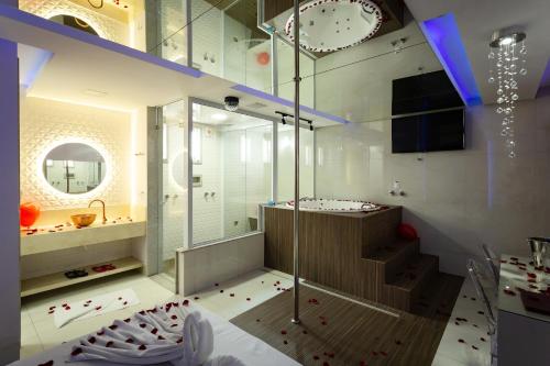 a bathroom with a walk in shower and a staircase at MIRAGEM MOTEL in Rio Verde