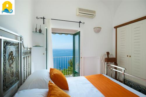 een slaapkamer met een bed met uitzicht op de oceaan bij Casa Francisca in Praiano