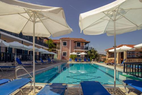 A piscina localizada em All In Krinas Apart-Hotel ou nos arredores
