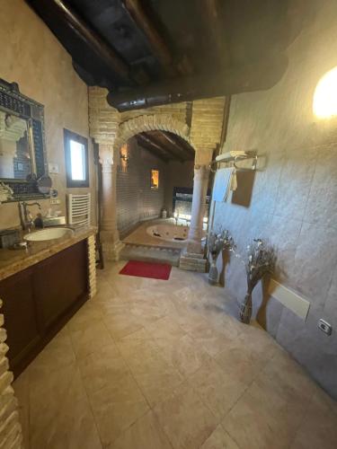 La grande salle de bains est pourvue d'un lavabo et d'une baignoire. dans l'établissement Posada Los Cantaros, à Pizarra