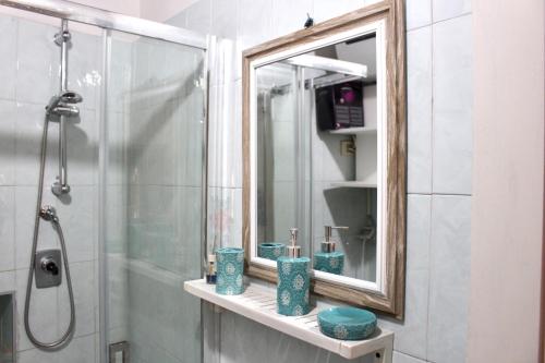 グッビオにあるRed Houseのバスルーム(鏡、シャワー付)