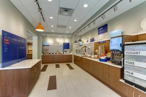a restaurant with aasteryasteryasteryasteryasteryasteryasteryasteryasteryasteryasteryastery at Holiday Inn Express & Suites - Winston - Salem SW - Clemmons by IHG in Clemmons