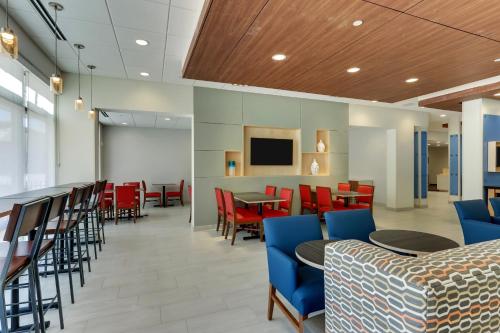 a restaurant with chairs and tables and a bar at Holiday Inn Express & Suites - Winston - Salem SW - Clemmons by IHG in Clemmons