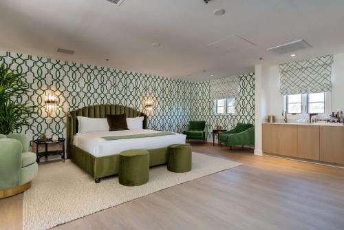 Ένα ή περισσότερα κρεβάτια σε δωμάτιο στο The Colony Palms Hotel and Bungalows - Adults Only