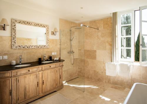 une salle de bain avec une douche, un lavabo et un miroir dans l'établissement La Fugue, Demeure Historique proche de Uzes,Nimes,Cévennes, à Brignon