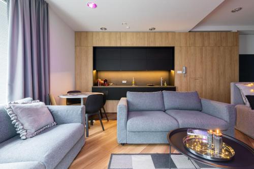 a living room with a couch and a table at Bast 98 Klimatyzacja Apartamenty Ptak Szpital Matki Polki Mandoria Orientarium HopaLupa - Parking bezpłatny in Łódź
