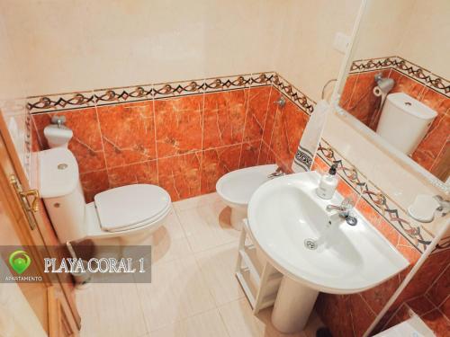 El BorseralにあるPlaya Coral Iのバスルーム(トイレ、洗面台付)