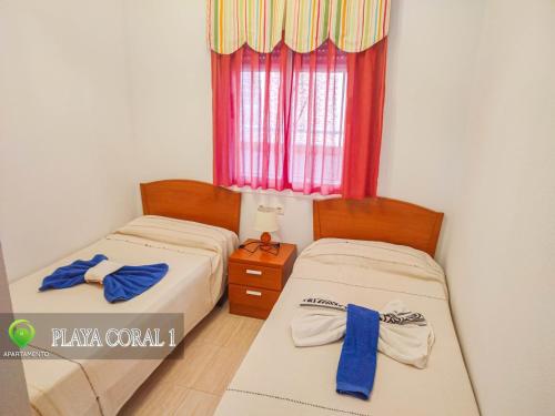 El BorseralにあるPlaya Coral Iの窓付きの小さな部屋のベッド2台