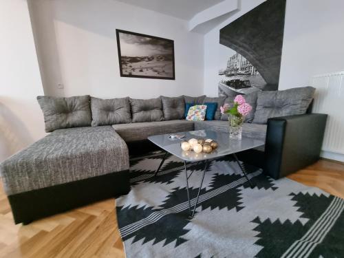 a living room with a couch and a table at Apartman Nataly in Varaždin