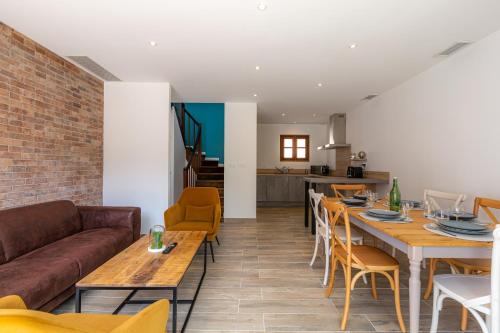 un restaurant avec un canapé, des tables et des chaises dans l'établissement Les Pimprenelles, à Carcassonne