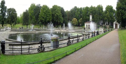 ロンドンにあるコロンブス ホテルの公園中の噴水