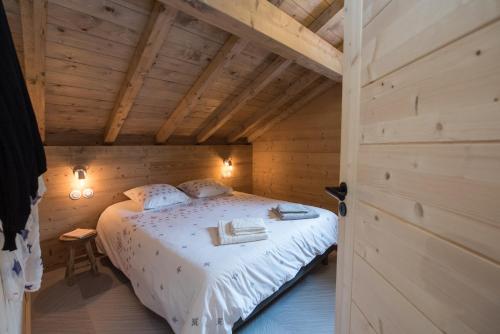 Un pat sau paturi într-o cameră la TOUT NEUF - Chalet Pébie 8 à 10 pers avec sauna