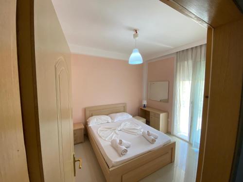 En eller flere senger på et rom på Vila Llaman