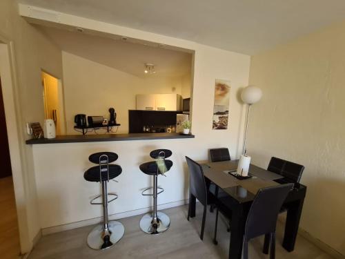 une salle à manger avec une table et des chaises et une cuisine dans l'établissement Beau Studio à 50m de la plage, à Nice