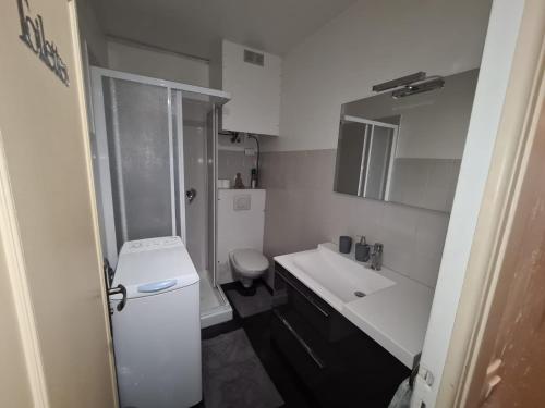 a small bathroom with a sink and a toilet at Beau Studio à 50m de la plage in Nice