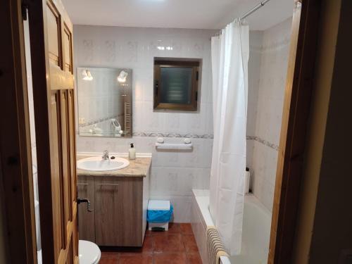 uma casa de banho com uma banheira, um lavatório e um WC. em Cálida casa familiar 