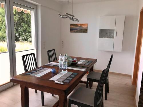- une salle à manger avec une table et des chaises en bois dans l'établissement BelmerMoin, à Brunsbüttel