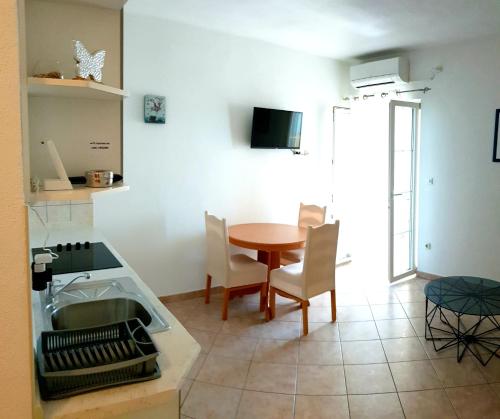 a kitchen and dining room with a table and chairs at Apartman Ivo, Bol in Bol