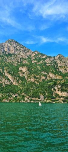 a boat in the middle of the water with a mountain at Aria Fresca in Sovere