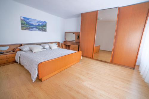 Una cama o camas en una habitación de Apartma Korada