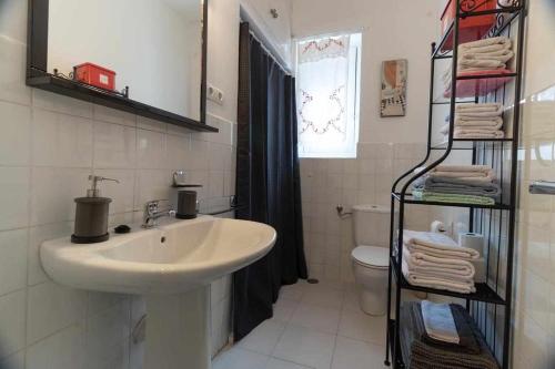 サモラにあるLa Moradaの白いバスルーム(洗面台、トイレ付)
