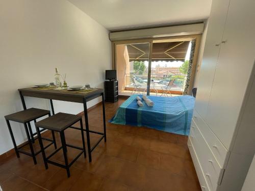 a small room with a bed and a desk and a table at Suite Semeria 133 - Box Auto e terrazzo in Sanremo