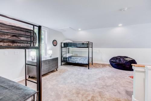 sypialnia z 2 łóżkami piętrowymi i biurkiem w obiekcie Monroe Cottage w mieście Hot Springs