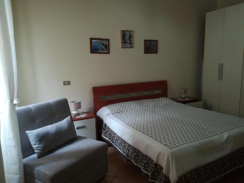 1 dormitorio con 1 cama y 1 silla en Casa Silipi, en Gallico