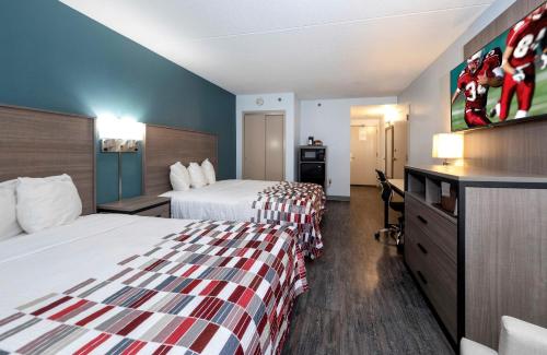 Tempat tidur dalam kamar di Red Roof Inn & Suites Wilmington – New Castle
