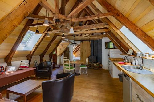 Una cocina y sala de estar con techos abovedados. en Gîte Nature Le moulin, en Vitrac-sur-Montane