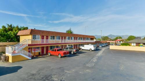 a large parking lot in front of a building at Hollister Inn in Hollister