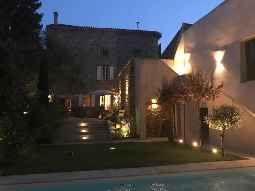 une villa avec une piscine la nuit dans l'établissement Maison La vie est belle, à Luc-sur-Orbieu