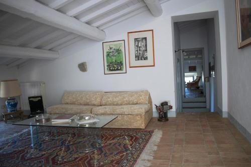 a living room with a couch and a table at Villa Gioietta in Strada