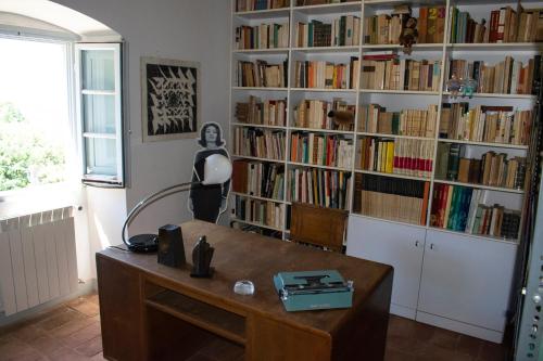 a room with a book shelf filled with books at Villa Gioietta in Strada