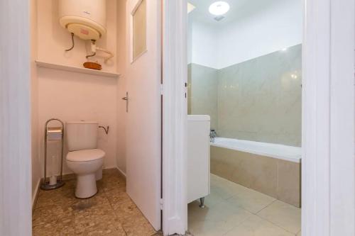 une salle de bain avec toilettes et baignoire dans l'établissement FEEL HOME - ASSALIT, à Nice