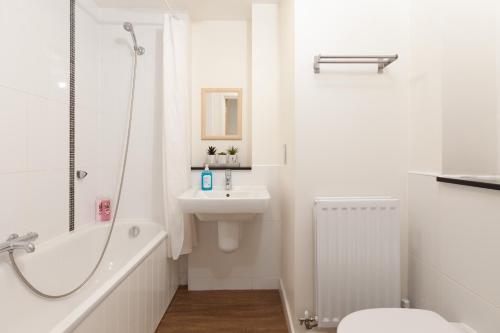 een badkamer met een wastafel, een toilet en een douche bij 2 Bedroom 2 Bathroom Apartment in Central Milton Keynes with Free Parking - Contractors, Relocation, Business Travellers in Milton Keynes