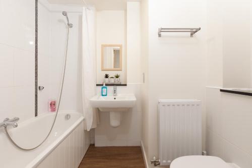 a bathroom with a sink and a toilet and a shower at 2 Bedroom 2 Bathroom Apartment in Central Milton Keynes with Free Parking - Contractors, Relocation, Business Travellers in Milton Keynes