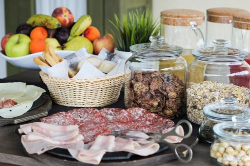 un tavolo con un sacco di diversi tipi di cibo di Maison N&M a Desenzano del Garda