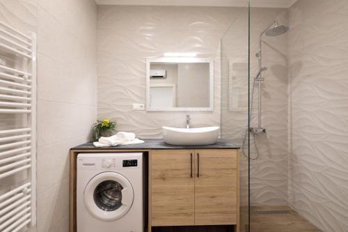 Ένα μπάνιο στο Direct Beach Apartments