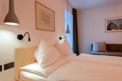 Postel nebo postele na pokoji v ubytování Charme Hotel Uridl