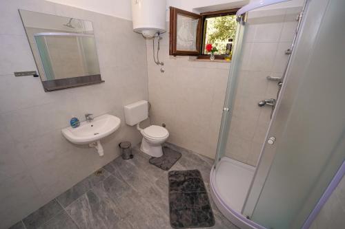 Selca的住宿－House Relax，一间带水槽、卫生间和淋浴的浴室