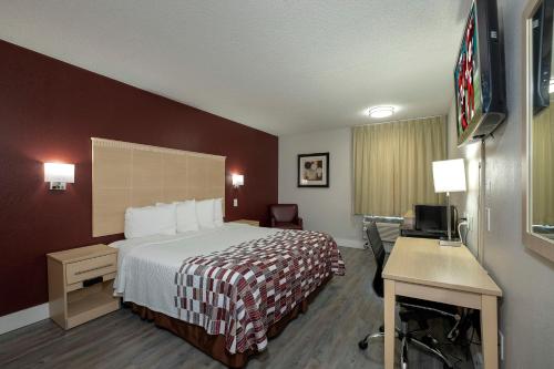 Μια τηλεόραση ή/και κέντρο ψυχαγωγίας στο Red Roof Inn Raleigh North-Crabtree Mall-Lenovo Center