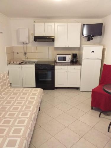 Η κουζίνα ή μικρή κουζίνα στο Apartments Julia & Nika
