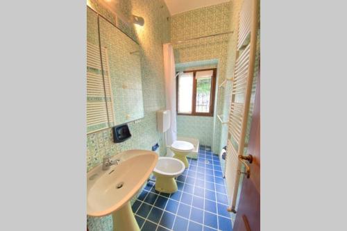bagno con 2 lavandini e 2 servizi igienici di Casa Anna with Lake View a Menaggio