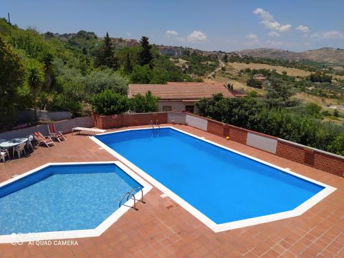a large swimming pool on top of a house at B&B Troisi in Racalmuto